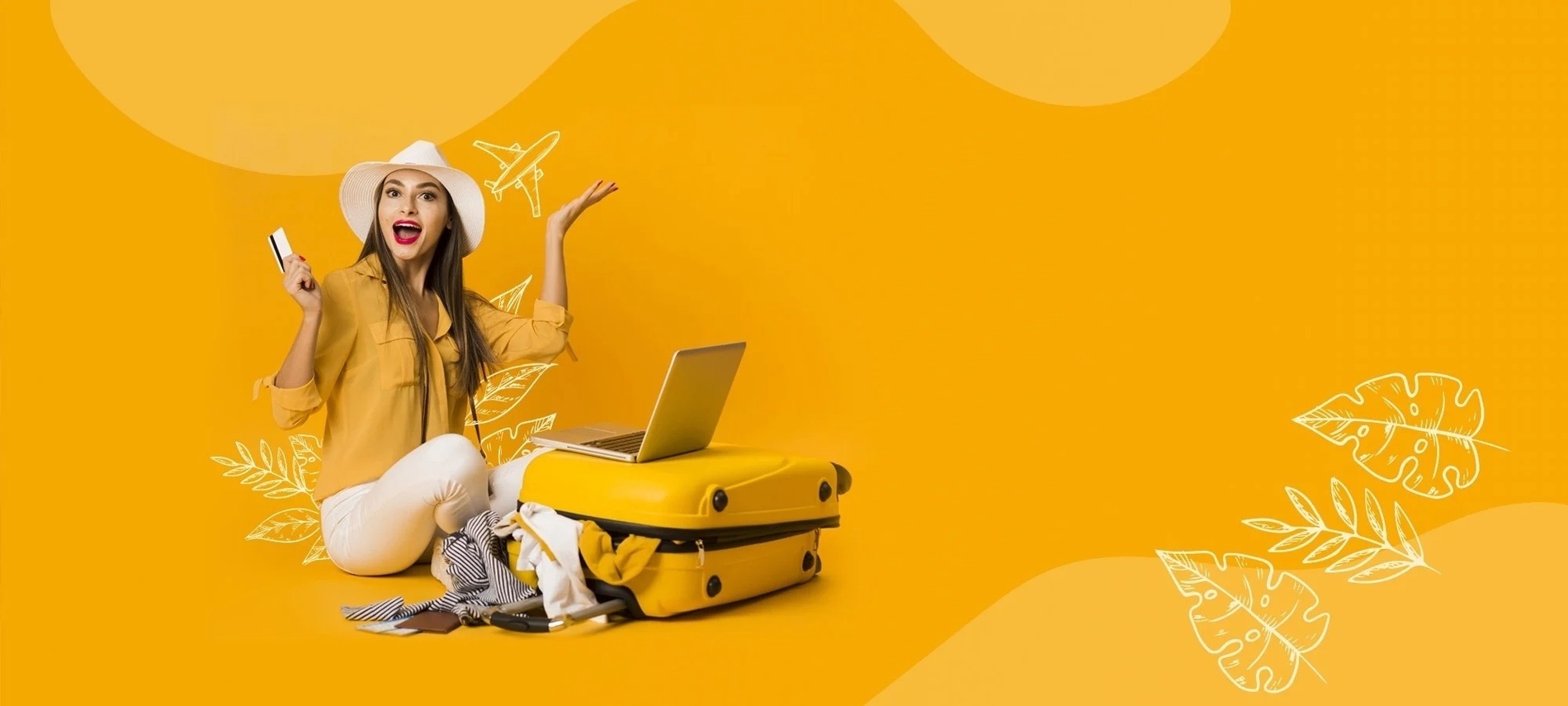 una mujer se sienta encima de una maleta amarilla con una computadora portátil y una tarjeta de crédito