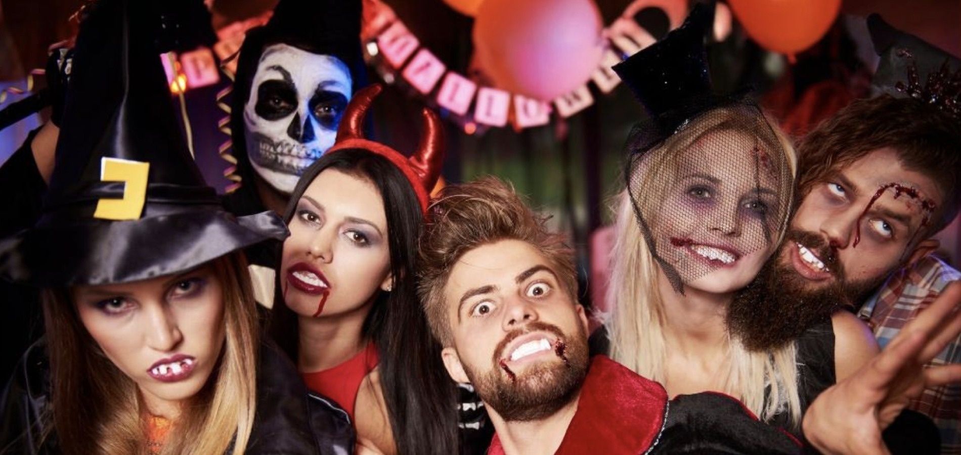 un grupo de personas con disfraces de halloween posando para una foto