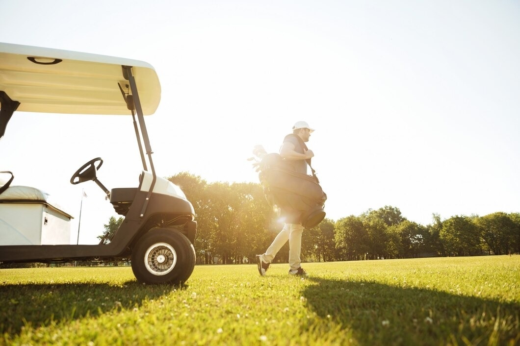 um homem está jogando golfe em um campo verde