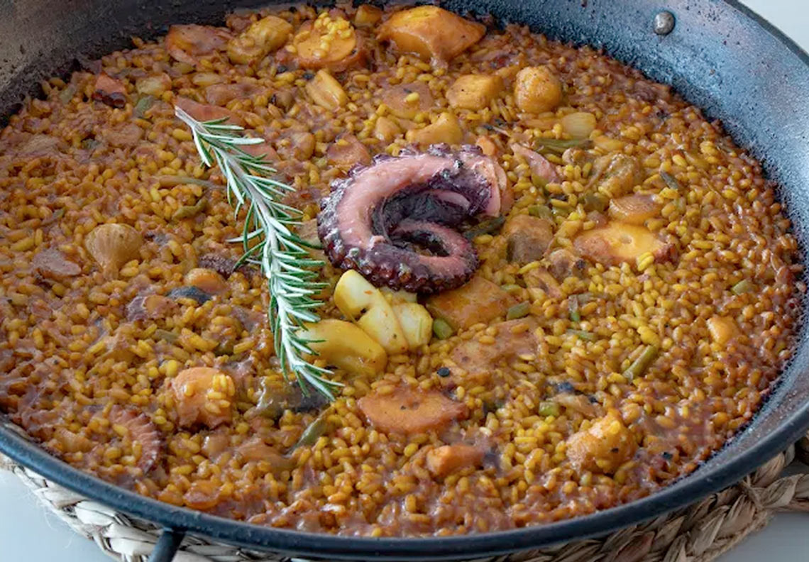 Auténtica paella de pulpo con romero. Una Dynastic Resorts culinaria para disfrutar en nuestro hotel.