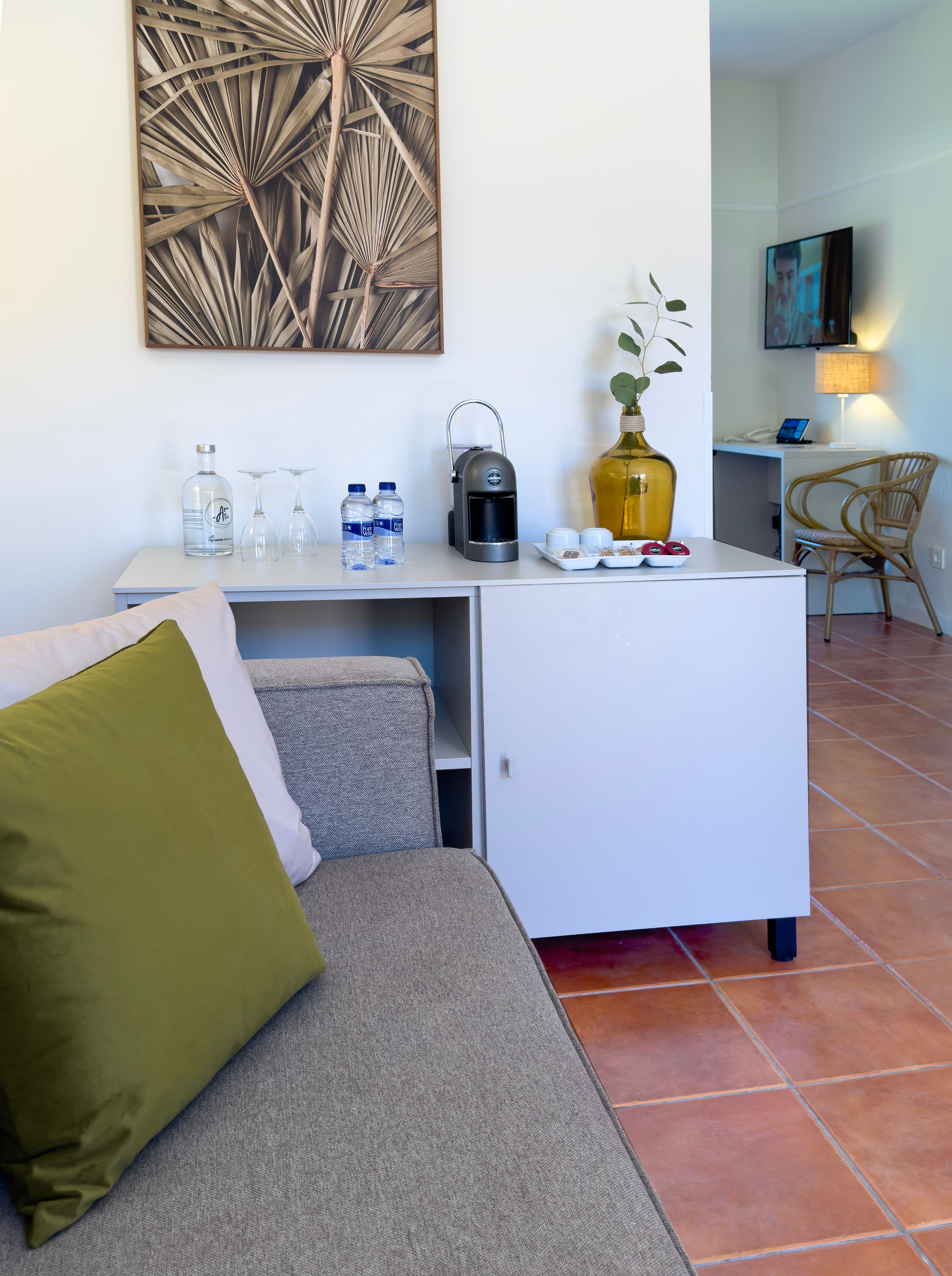 Zona de estar con sofá-cama de la Habitación Premier del Hotel Montepiedra en Orihuela Costa