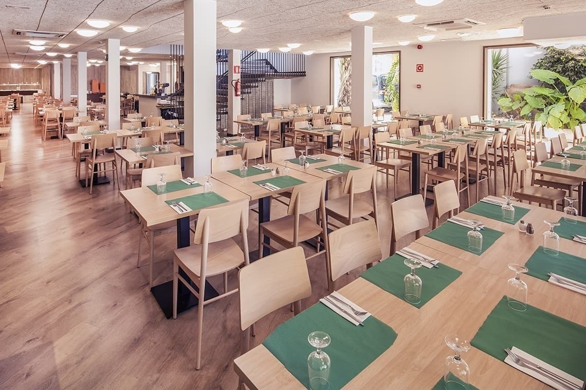 a restaurant with tables and chairs set up with green place mats
