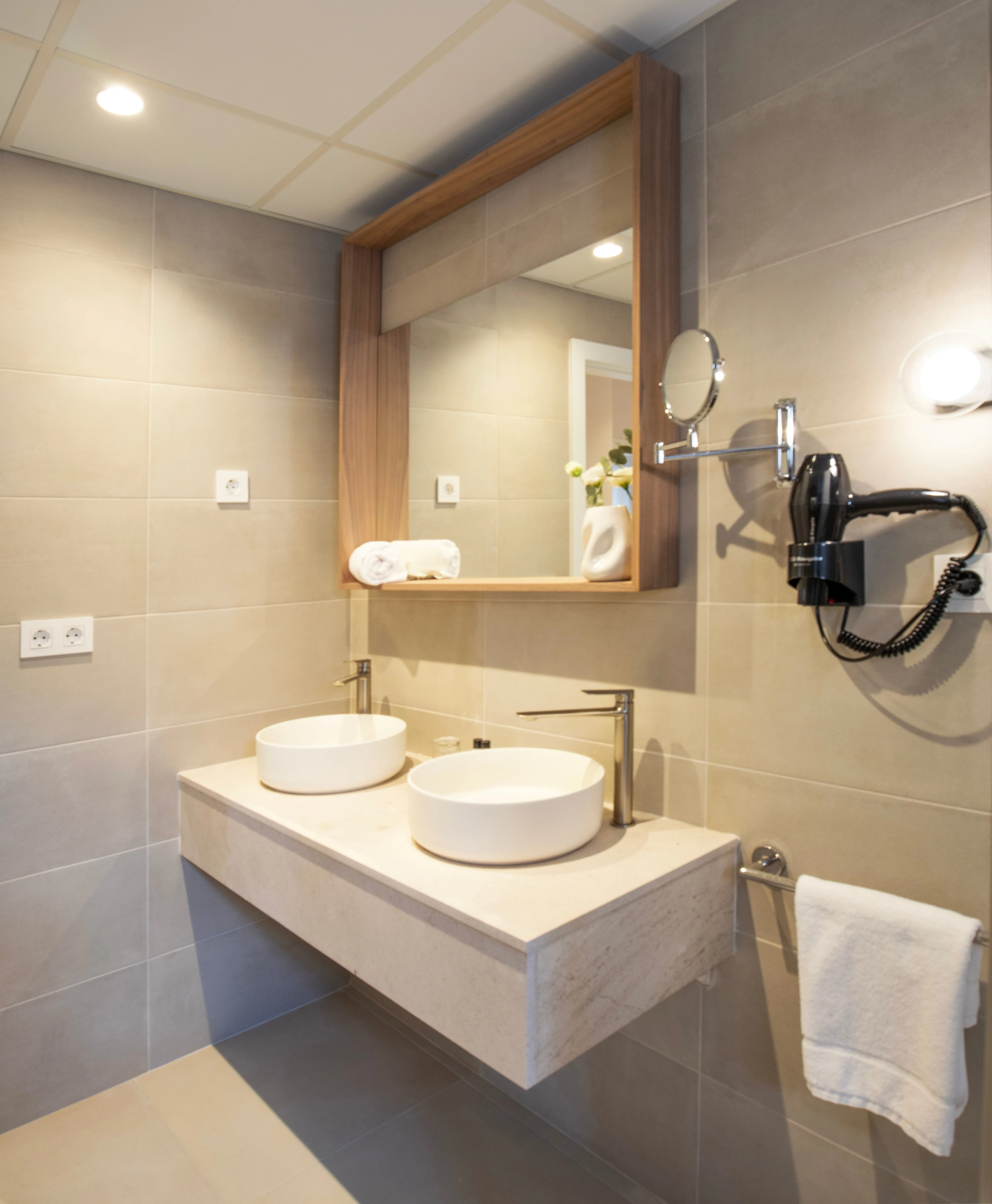 Cómodo cuarto de baño con doble lavabo de la Habitación Gran Confort del Hotel Montepiedra en Orihuela Costa