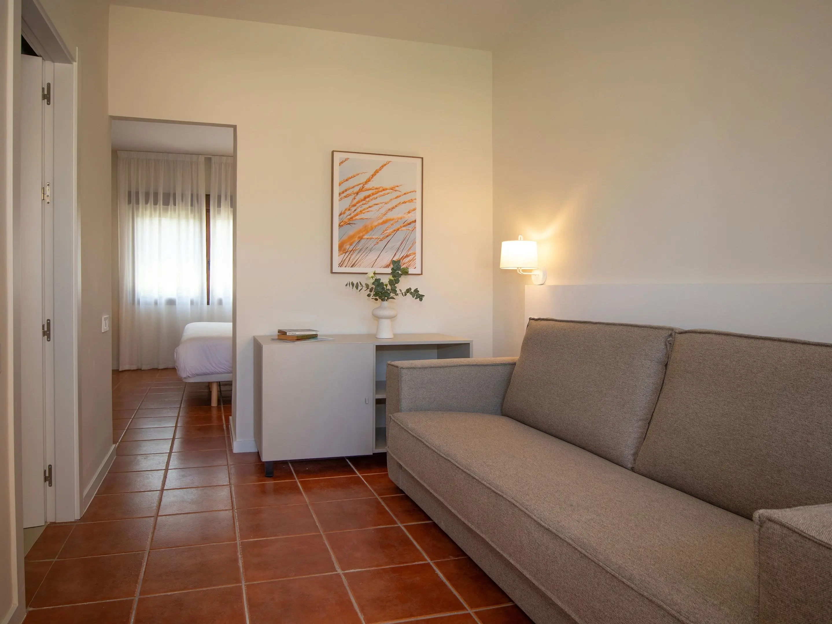 Sala de estar con sofá-cama de la Habitación Estándar con terraza del Hotel Montepiedra en Orihuela Costa