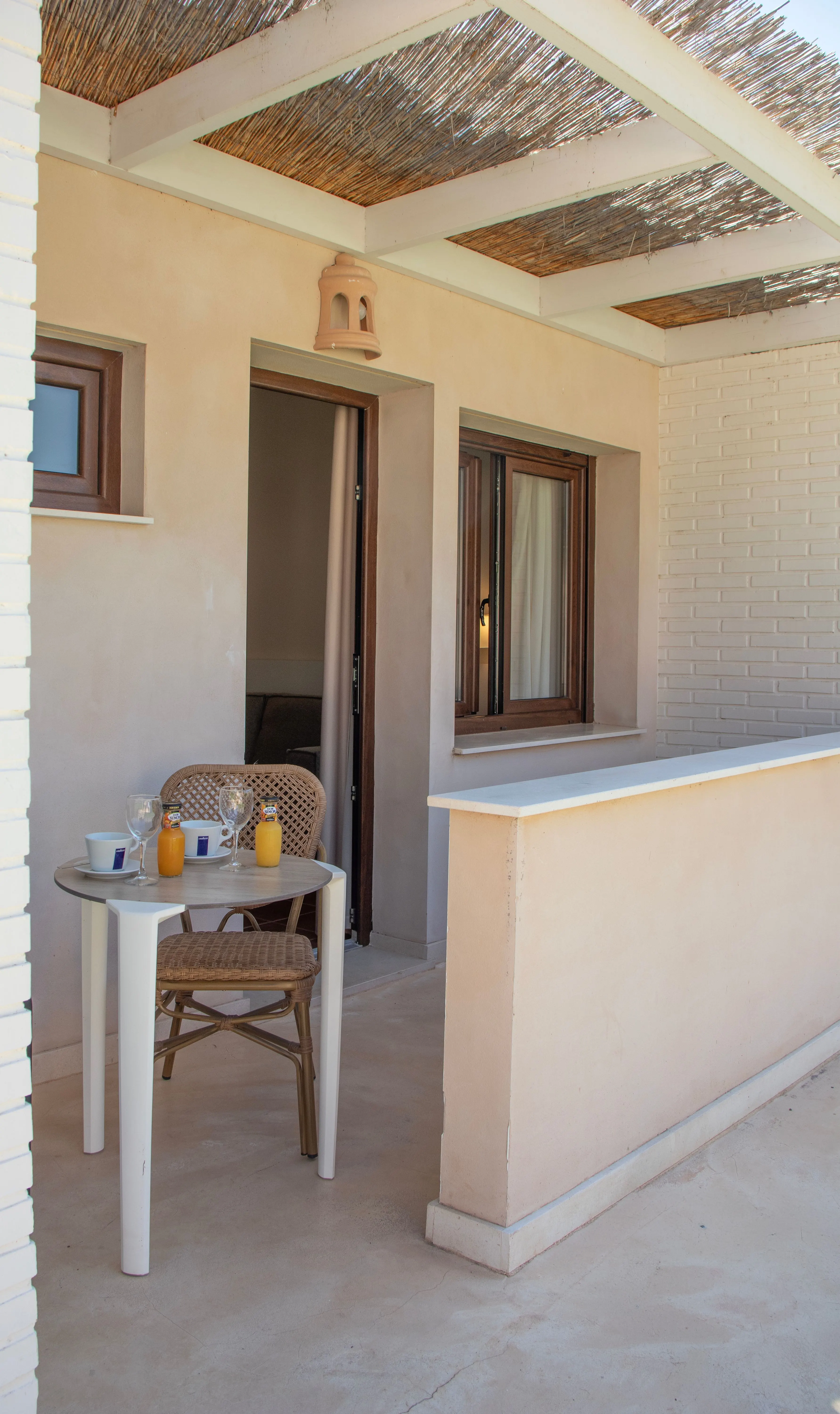 Zona de terraza de la Habitación Estándar con terraza del Hotel Montepiedra en Orihuela Costa