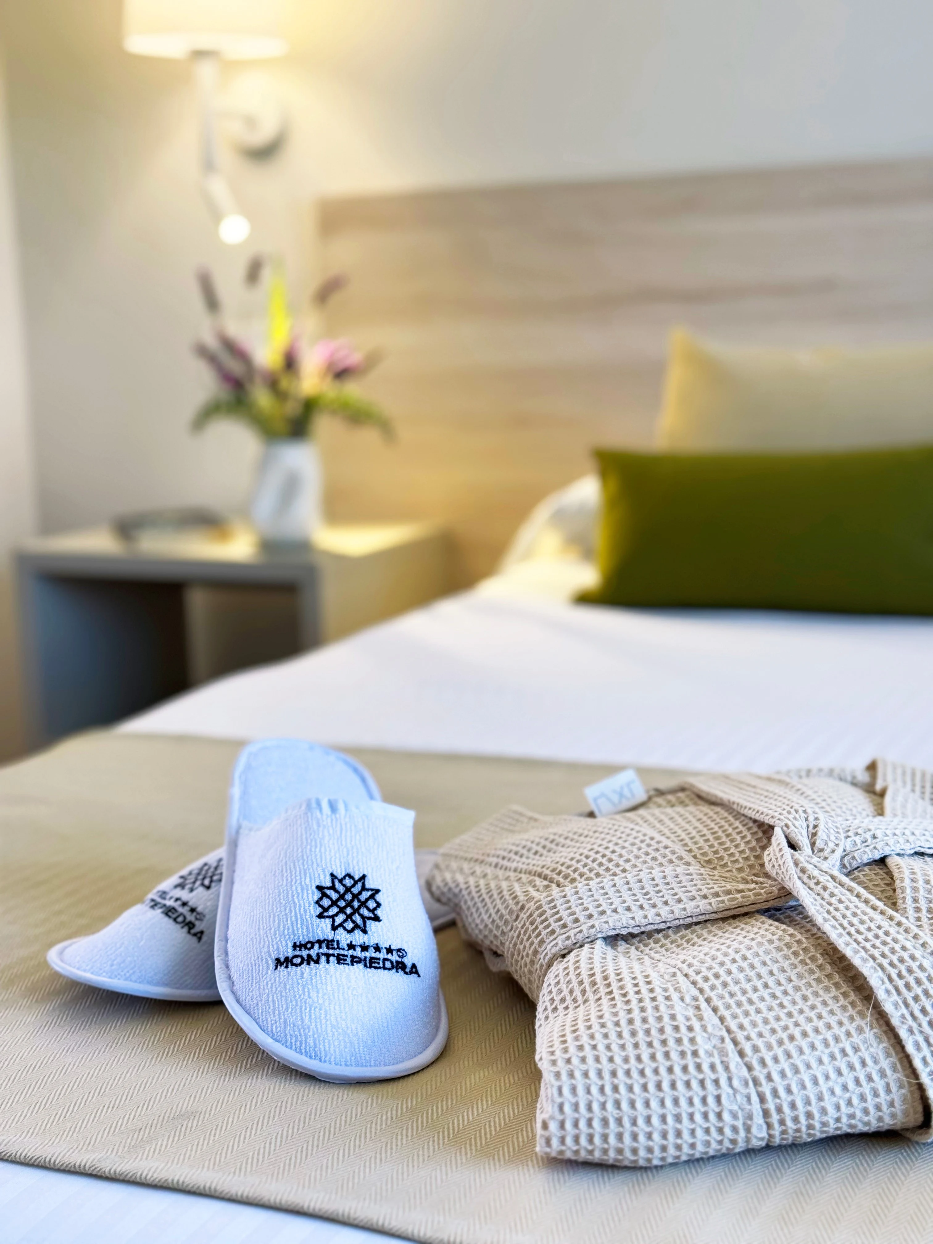 Detalle dormitorio de la Habitación Premier del Hotel Montepiedra en Orihuela Costa