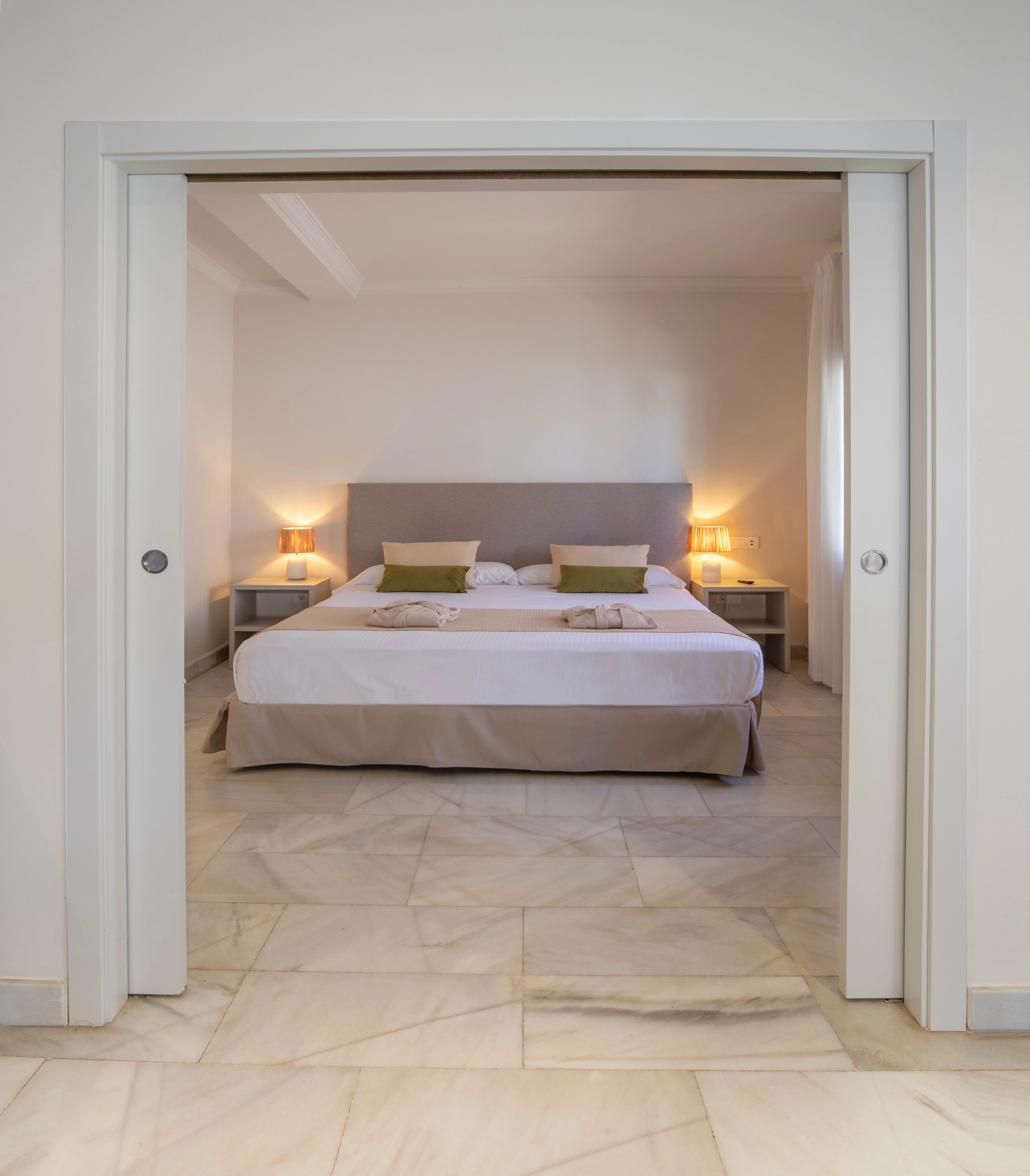 Dormitorio con cama king size de la Habitación Gran Confort del Hotel Montepiedra en Orihuela Costa