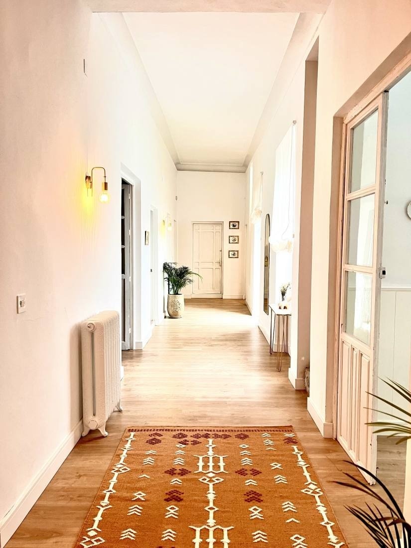 un largo pasillo con una alfombra en el suelo