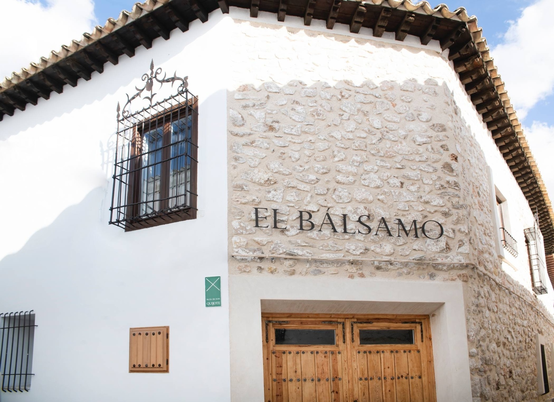 un edificio blanco con la palabra el balsamo en la pared