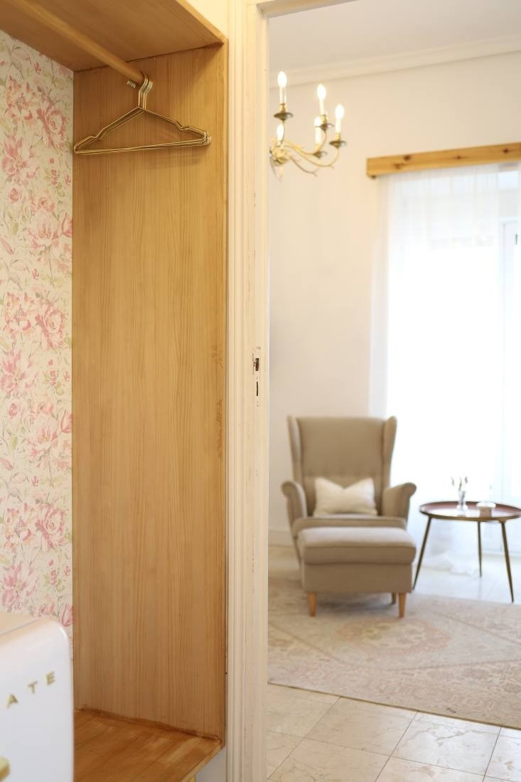 una puerta que conduce a una habitación con una silla y una mesa