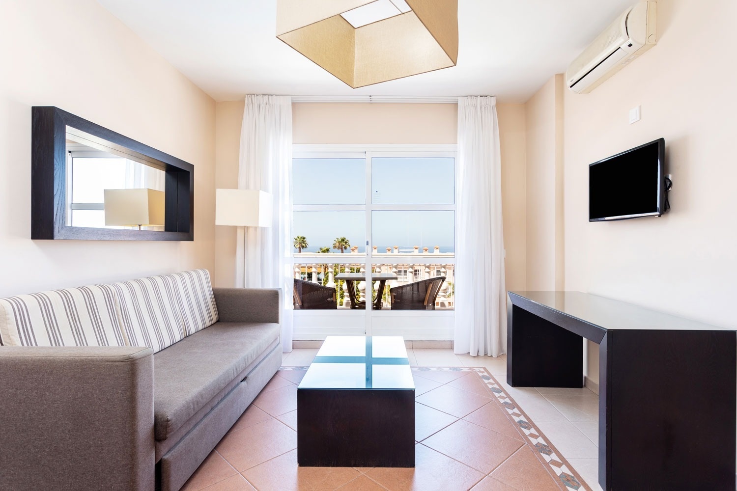 una sala de estar con un sofá y una televisión