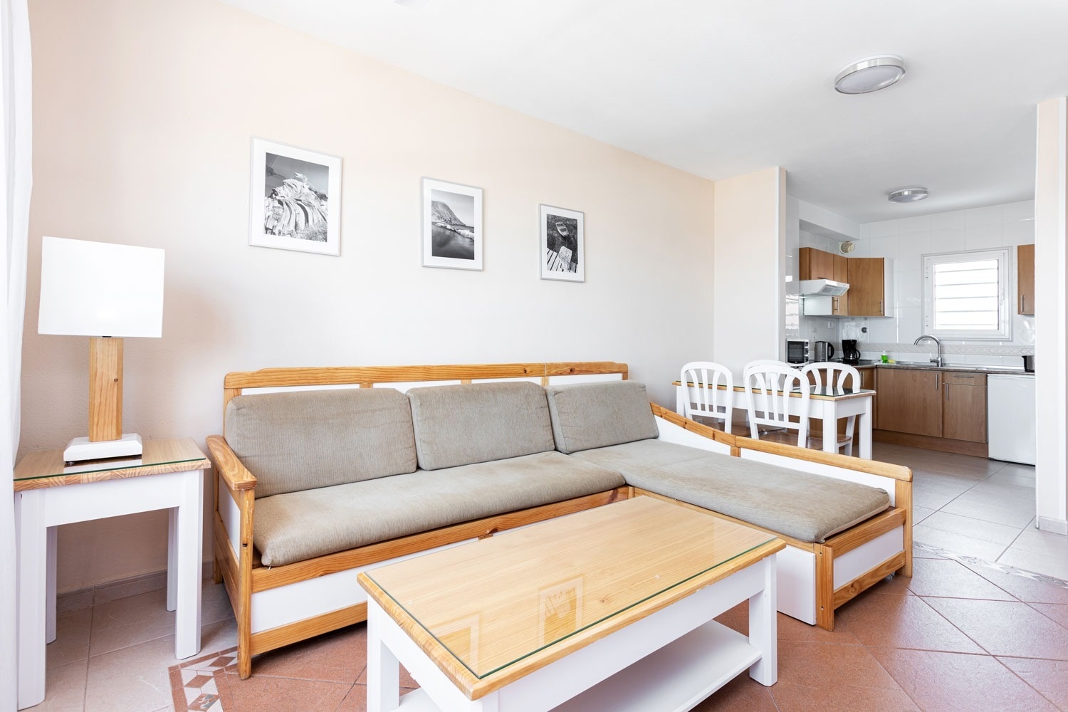 una sala de estar con un sofá y una mesa de café