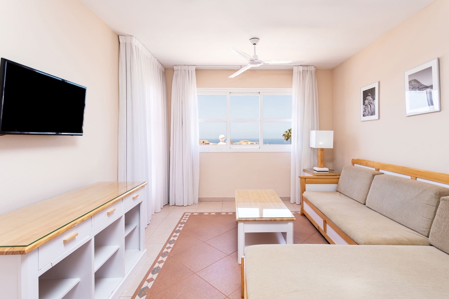 una sala de estar con un sofá y una televisión