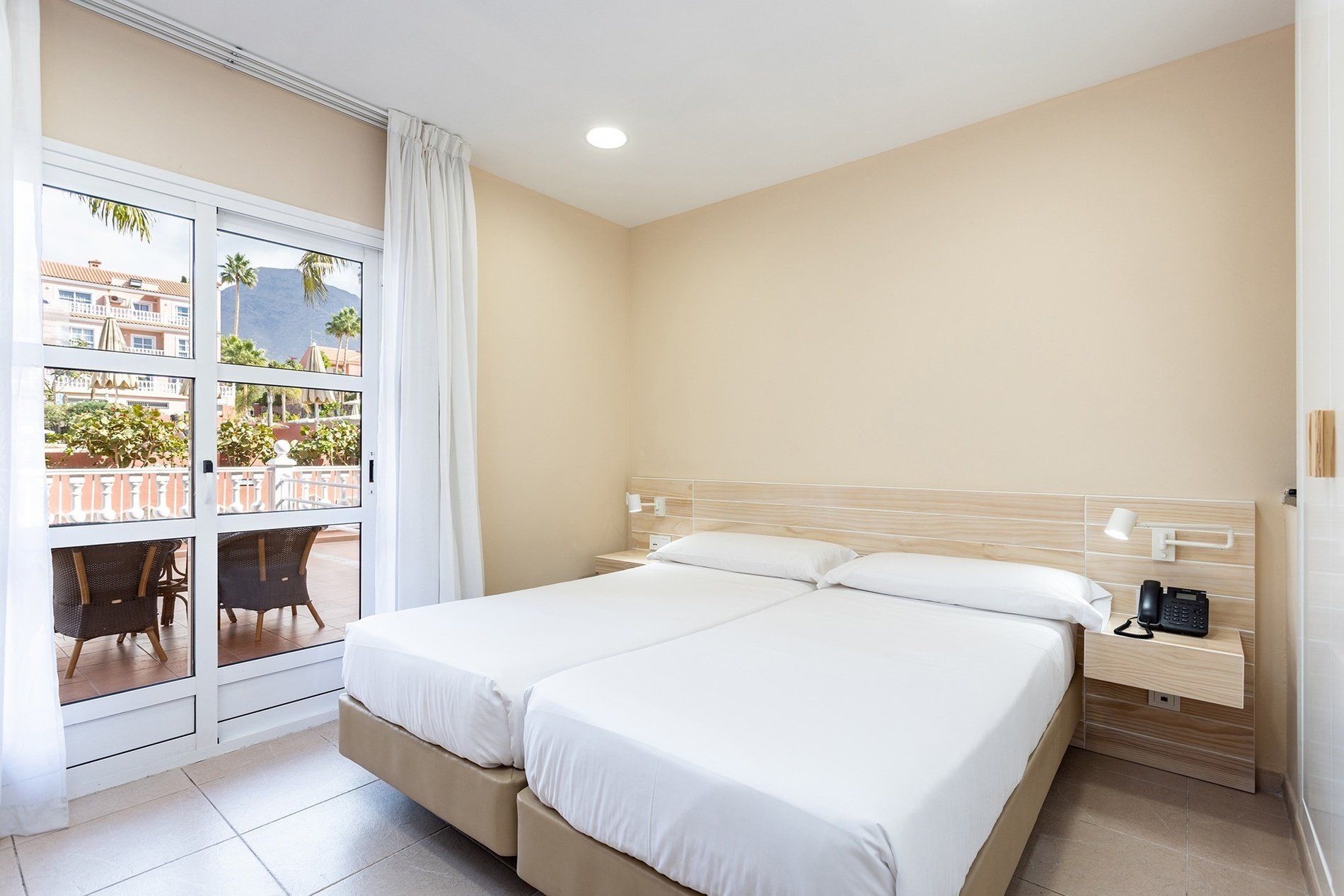 una vista aérea de un complejo de apartamentos con una gran piscina