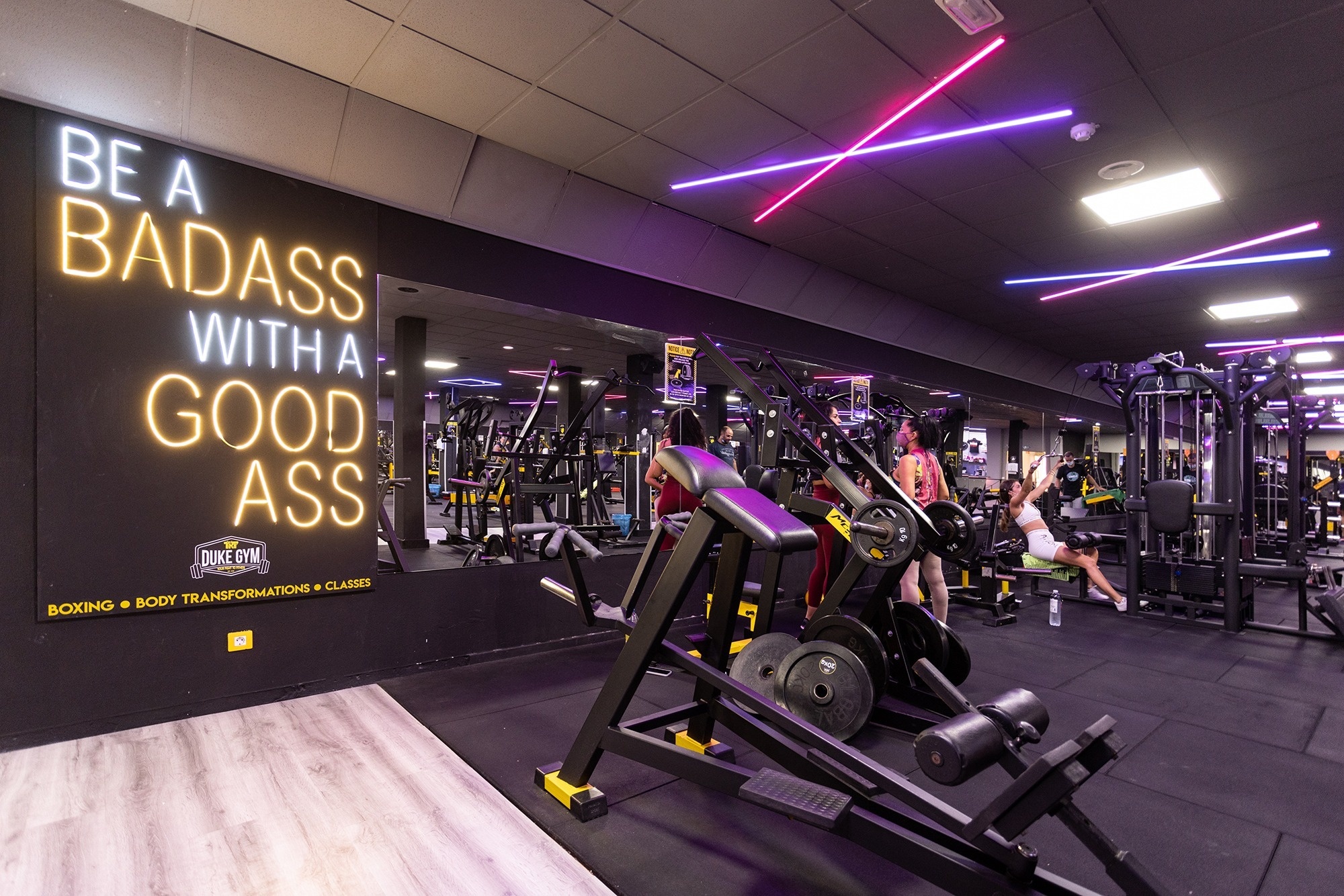 ein Spielzimmer mit bunten Tischen und Stühlen