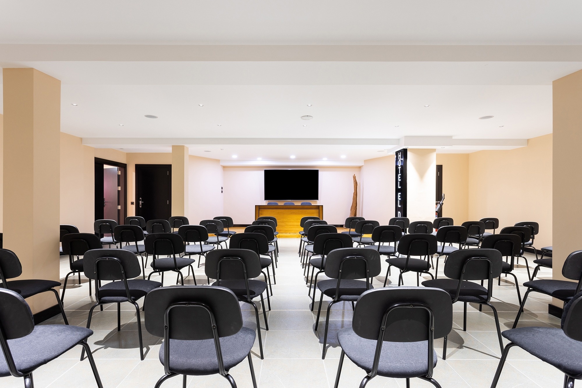 ein Spielzimmer mit bunten Tischen und Stühlen