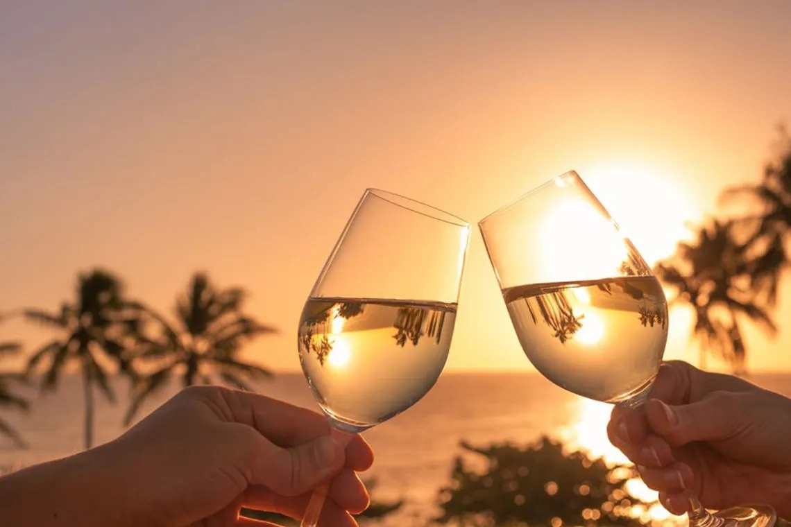 ein Pfad führt durch einen üppigen grünen Wald