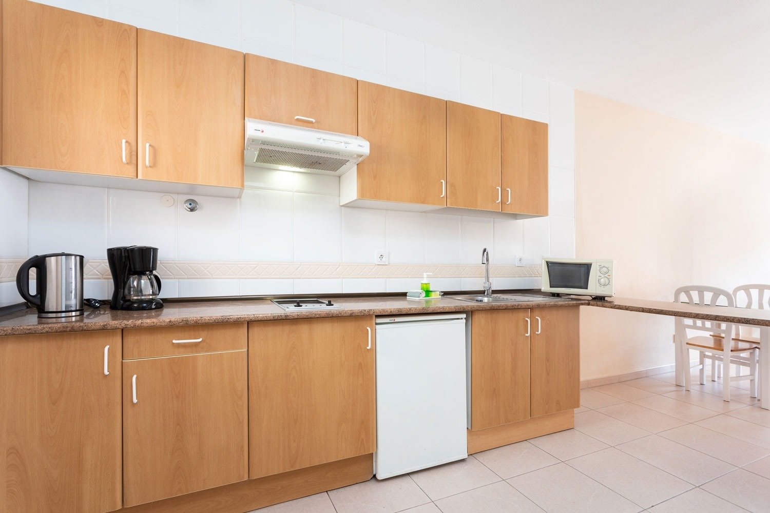 una cocina con gabinetes de madera y un microondas