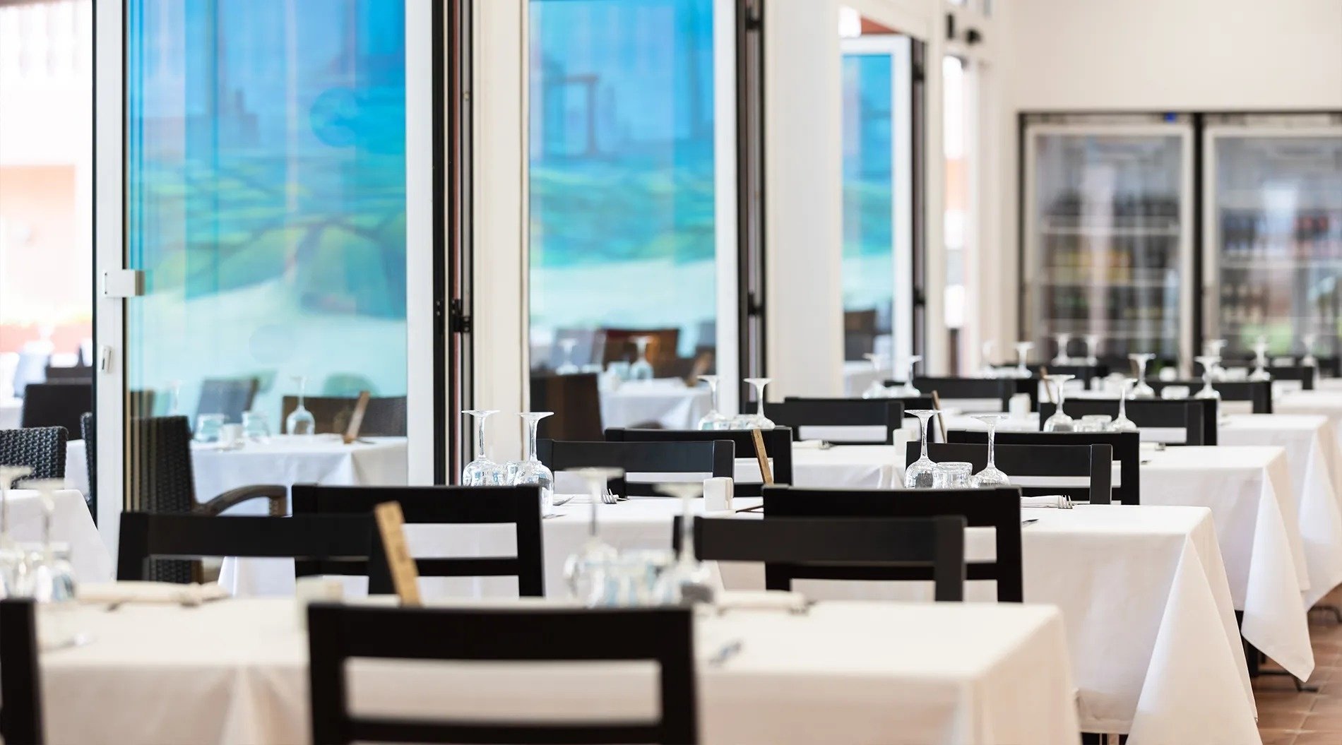 una fila de mesas y sillas en un restaurante