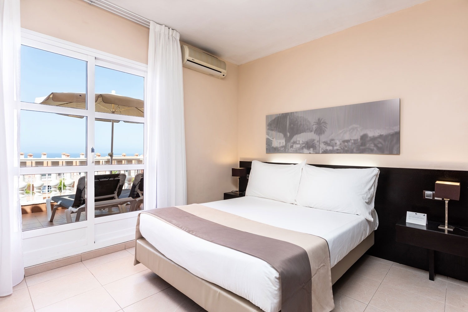 una habitación de hotel con una cama y una ventana