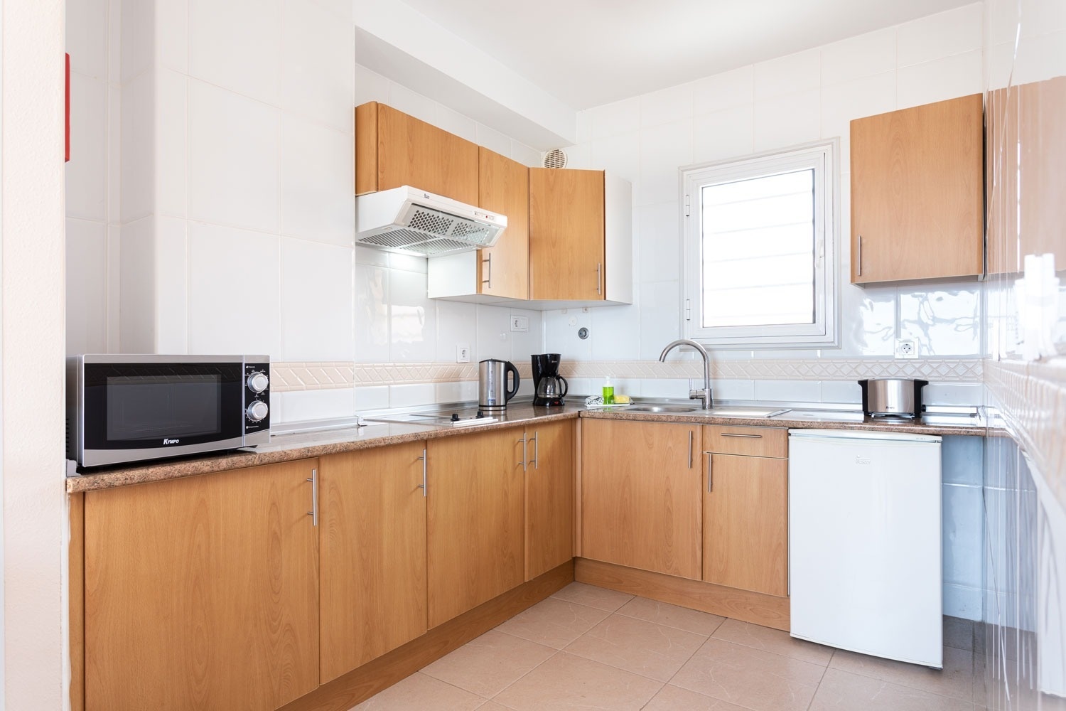 una cocina con gabinetes de madera y un microondas lg