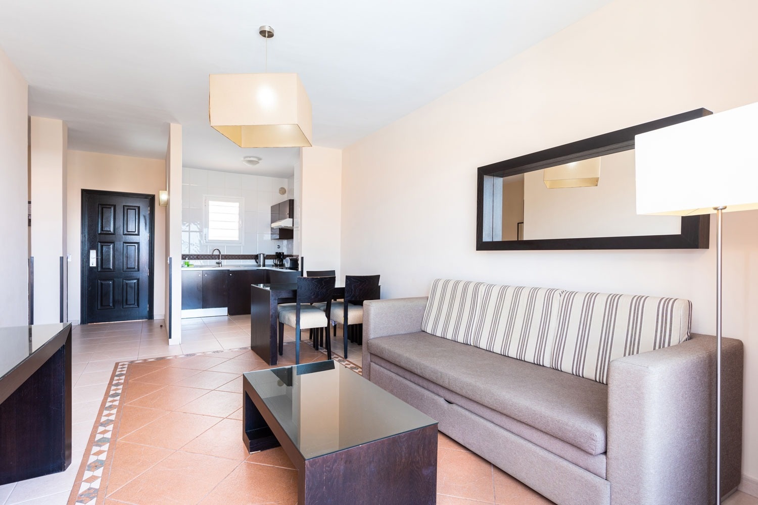 una sala de estar con un sofá y una mesa de café