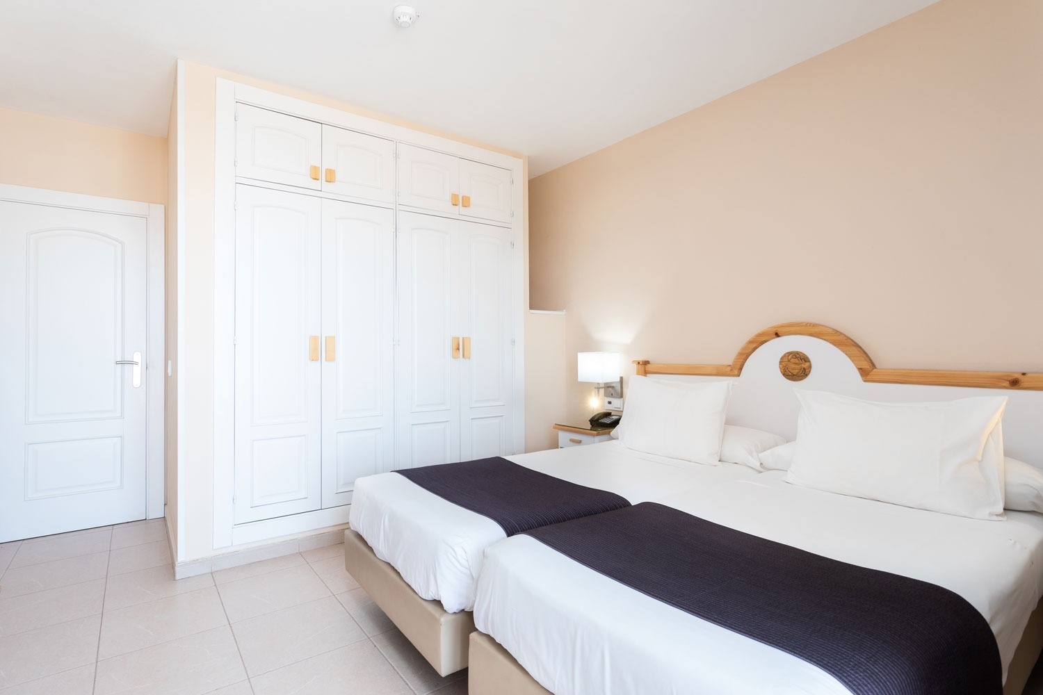 un dormitorio con dos camas y un armario