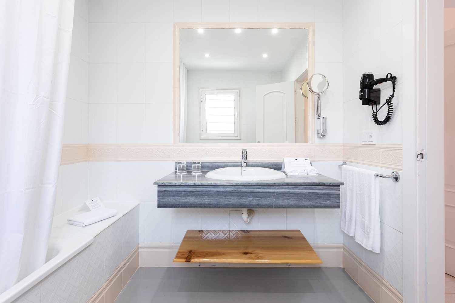 un cuarto de baño con un lavabo y un espejo