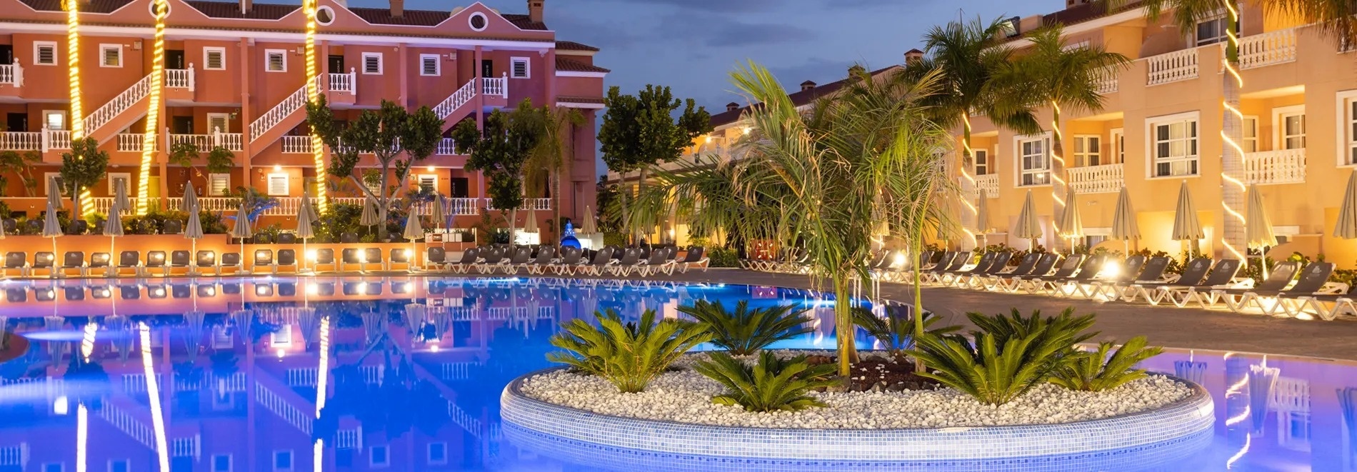 Eine Frau sitzt in einem Pool mit Blick auf das Meer