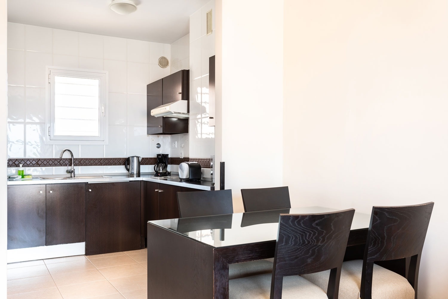 una cocina con una mesa de comedor y sillas