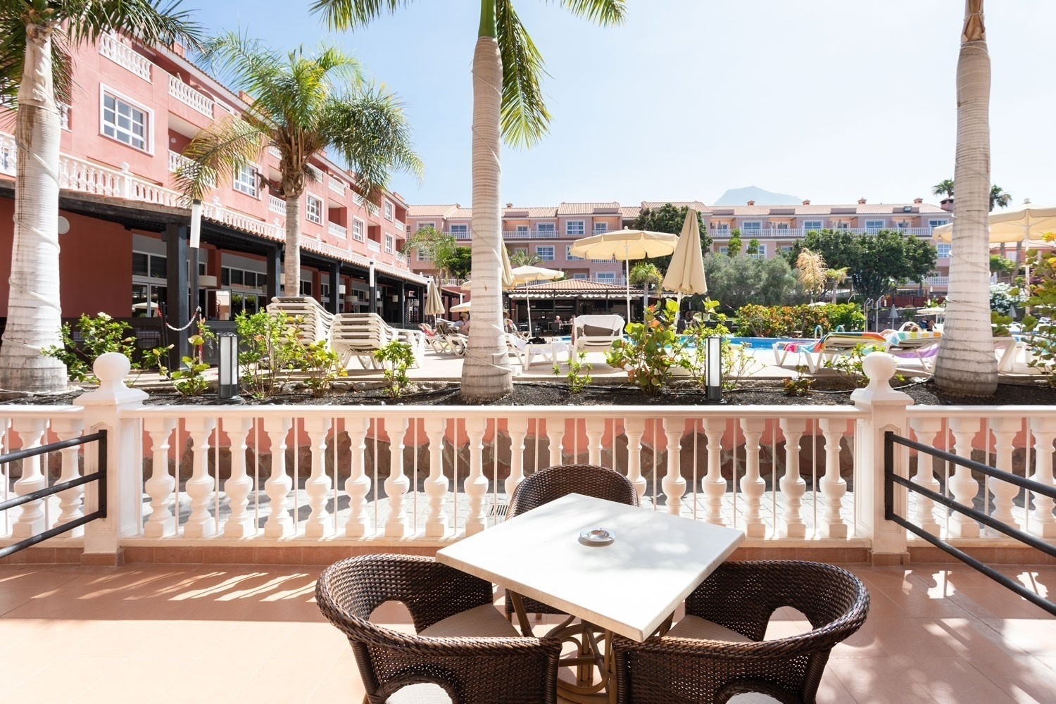 una mesa y sillas en un balcón de un hotel