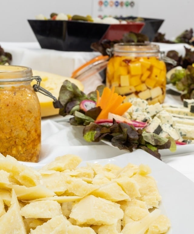 tres platos de pizza están sobre una bandeja de acero inoxidable