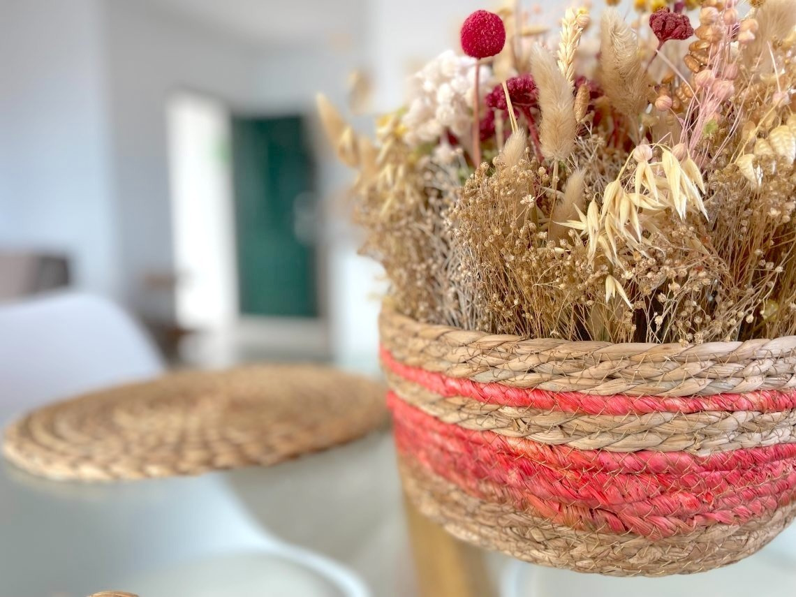Cesta de flores secas con detalle de rayas rosas, decoración para El patio