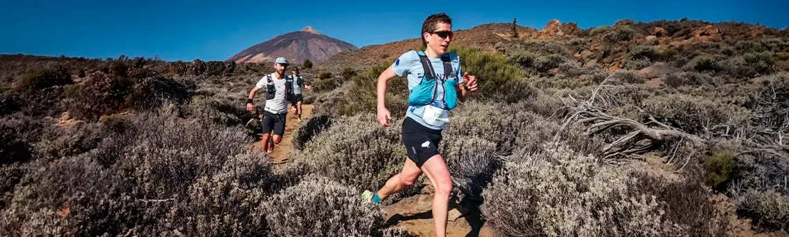 Course de trail avec un randonneur et le volcan Teide en arrière-plan. Un emplacement idéal pour un séjour sportif El Patio.