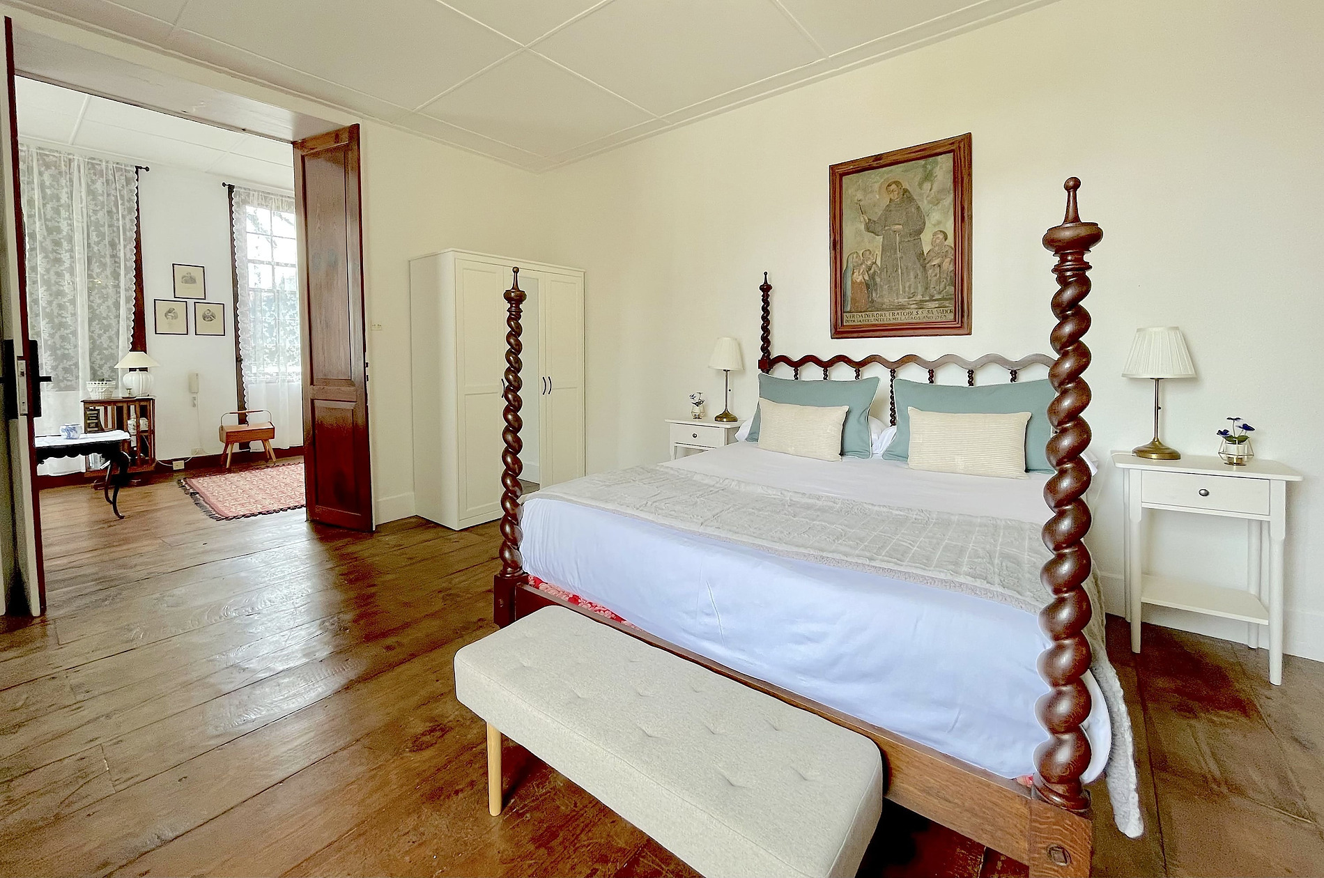 Dormitorio elegante con cama de madera tallada yEl patio.