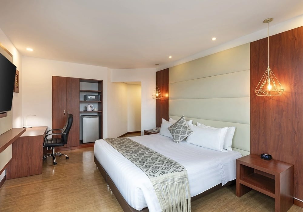 una habitación de hotel con una cama y un escritorio