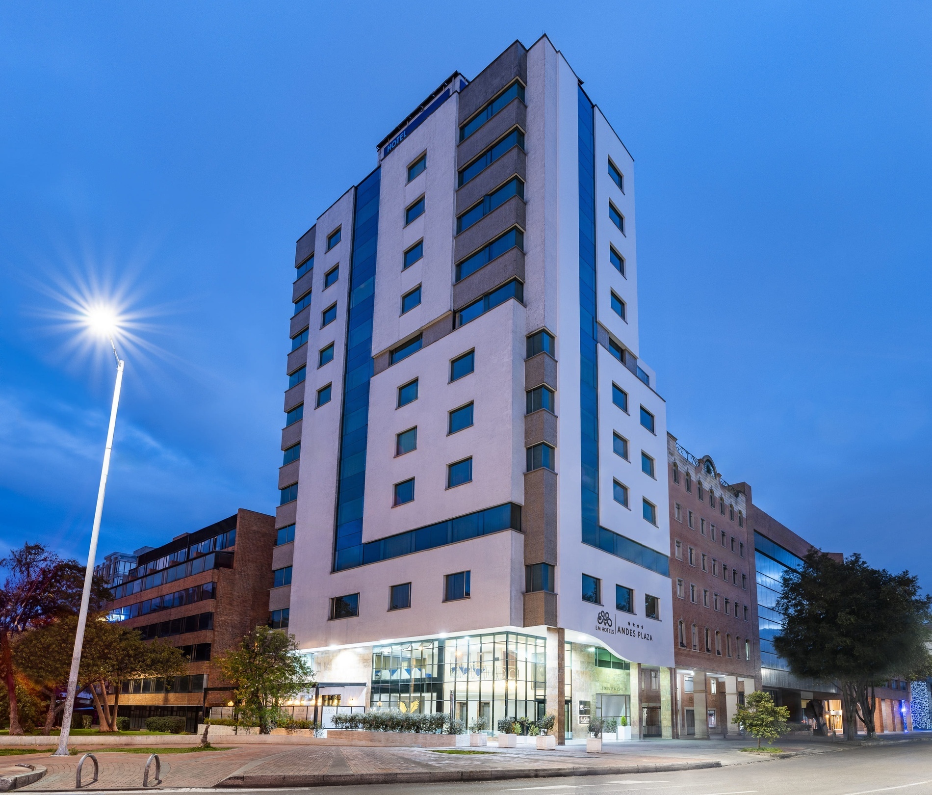 un gran edificio blanco y gris con la palabra hotel la acacia en la parte superior