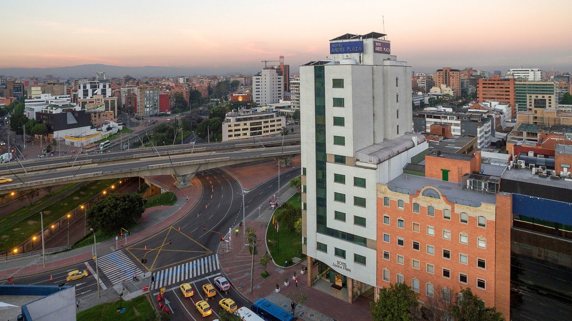 una vista aérea de un edificio con la palabra hotel en la parte superior
