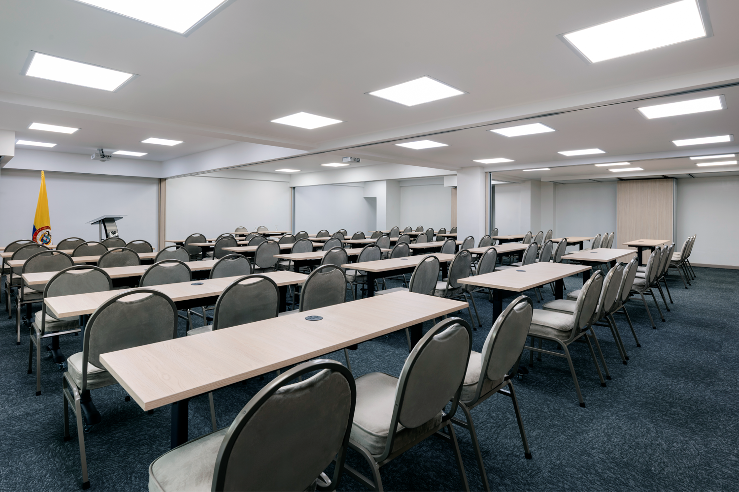 uma sala de conferências cheia de cadeiras pretas