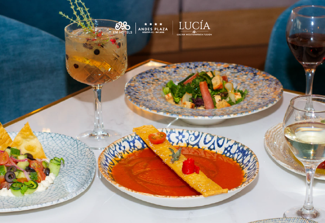 una mesa con platos de comida y copas de vino