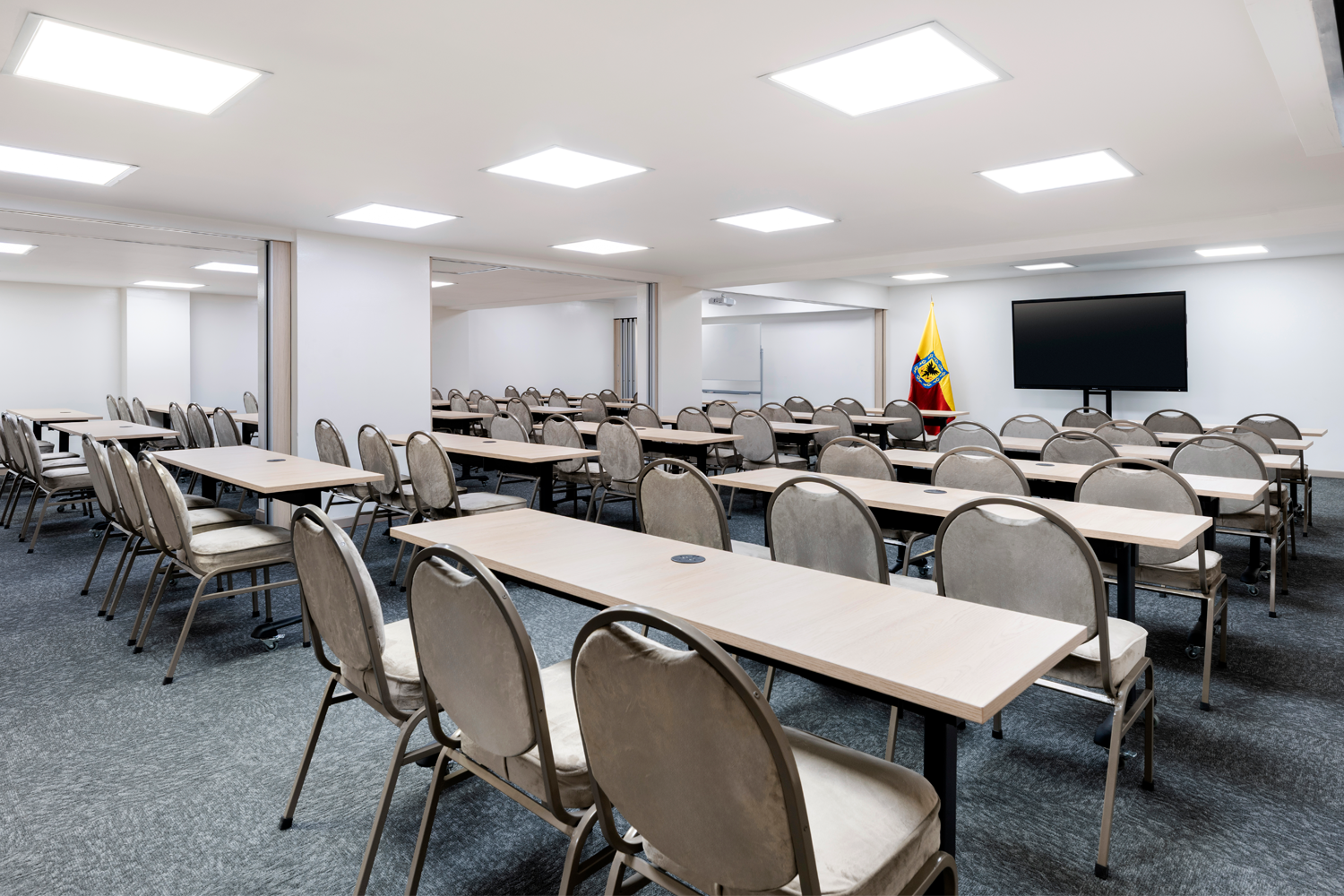 uma sala com mesas e cadeiras com toalhas verdes e brancas