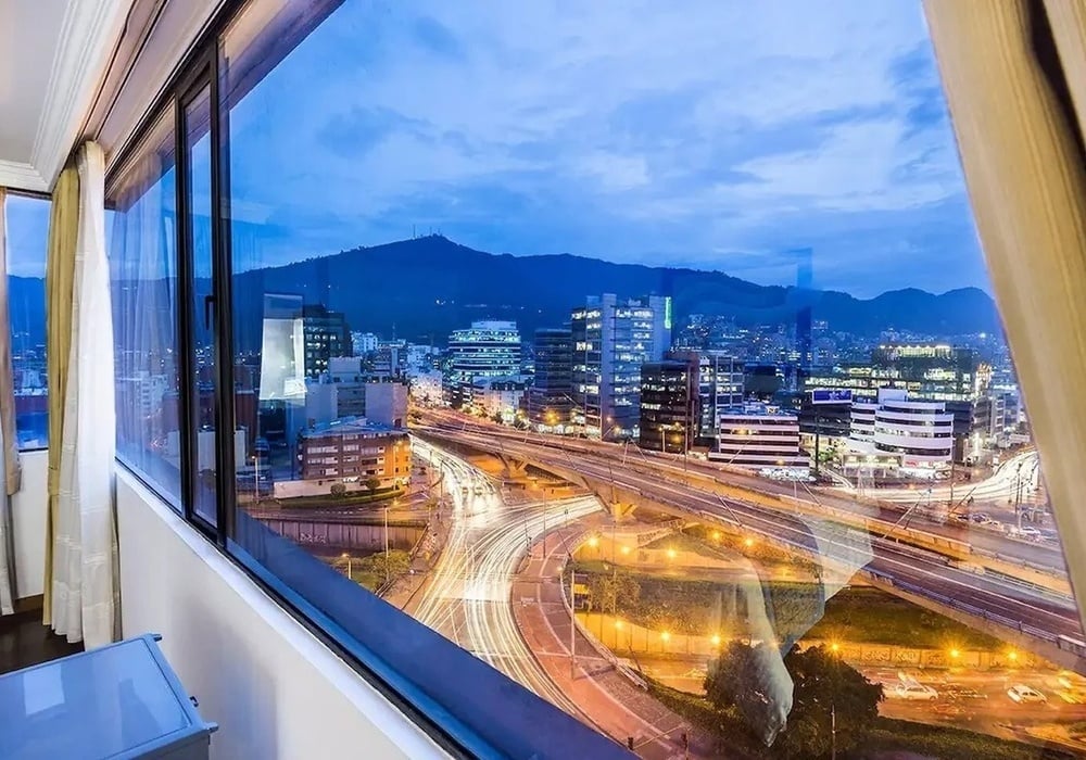 una vista de la ciudad por la noche desde una ventana
