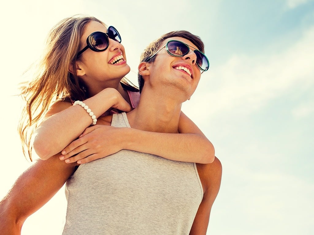 Casal desfrutando de boas férias