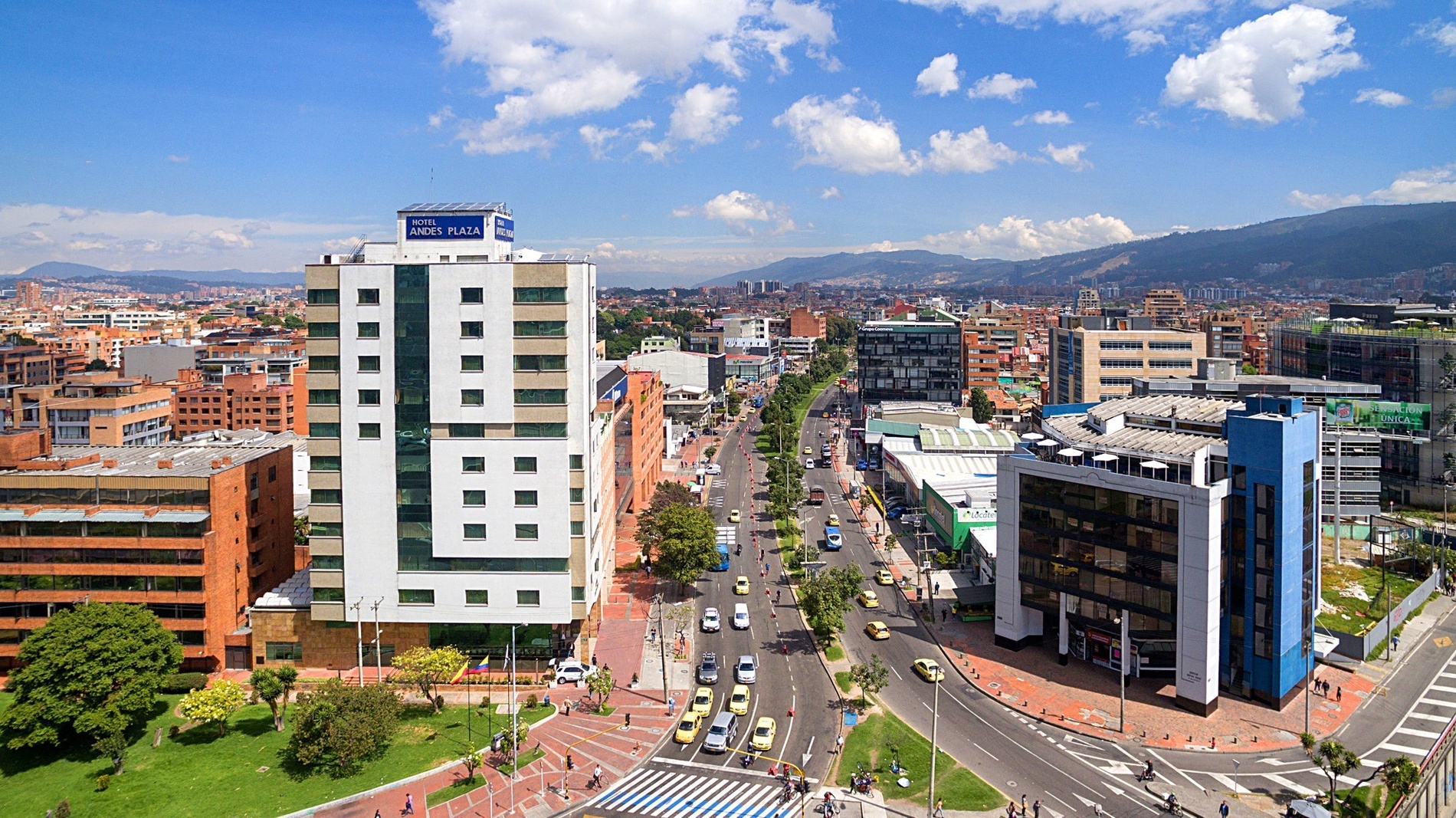 una vista aérea de una ciudad con un edificio que dice hotel plaza