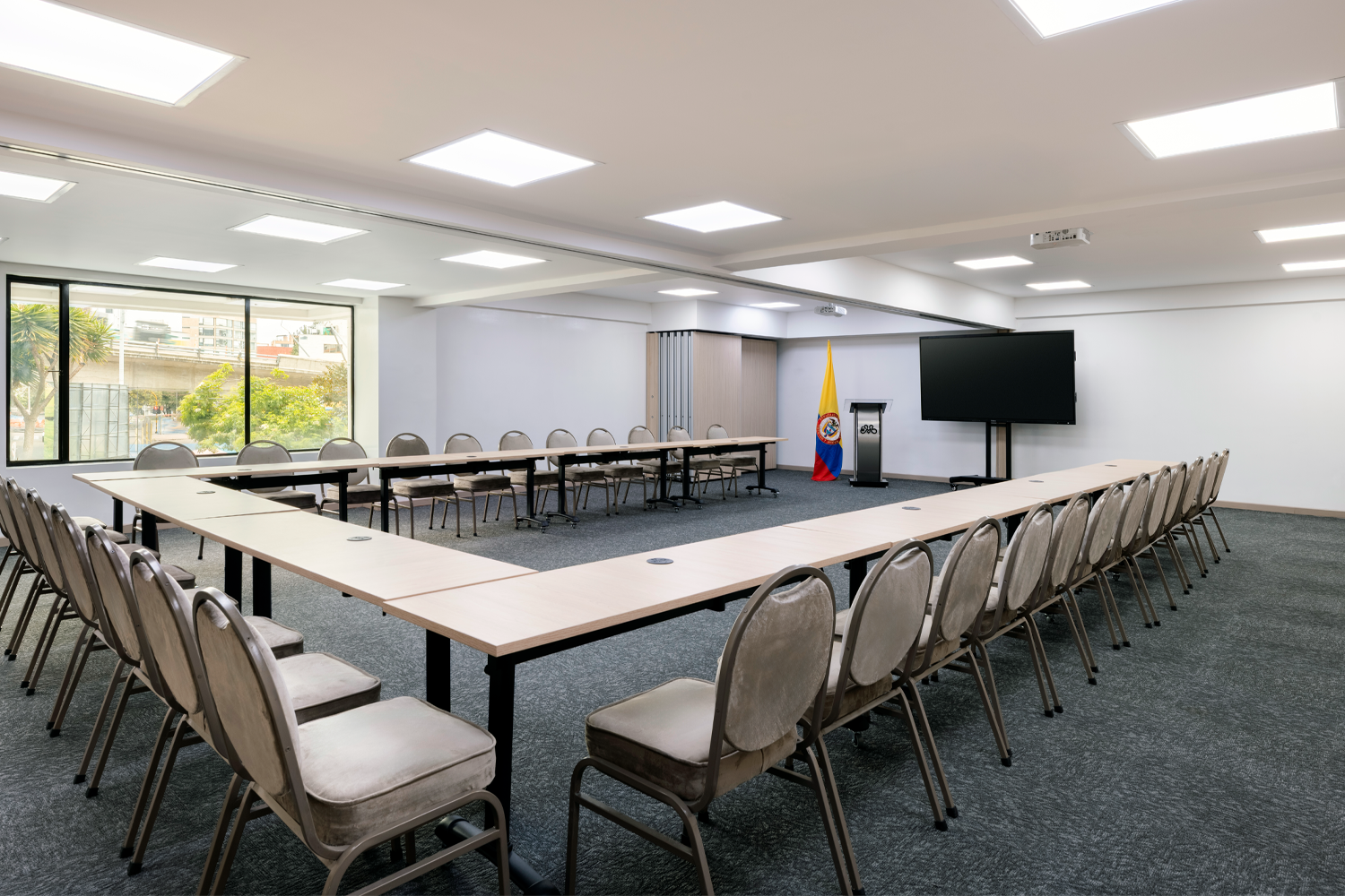 uma sala de conferências com mesas e cadeiras