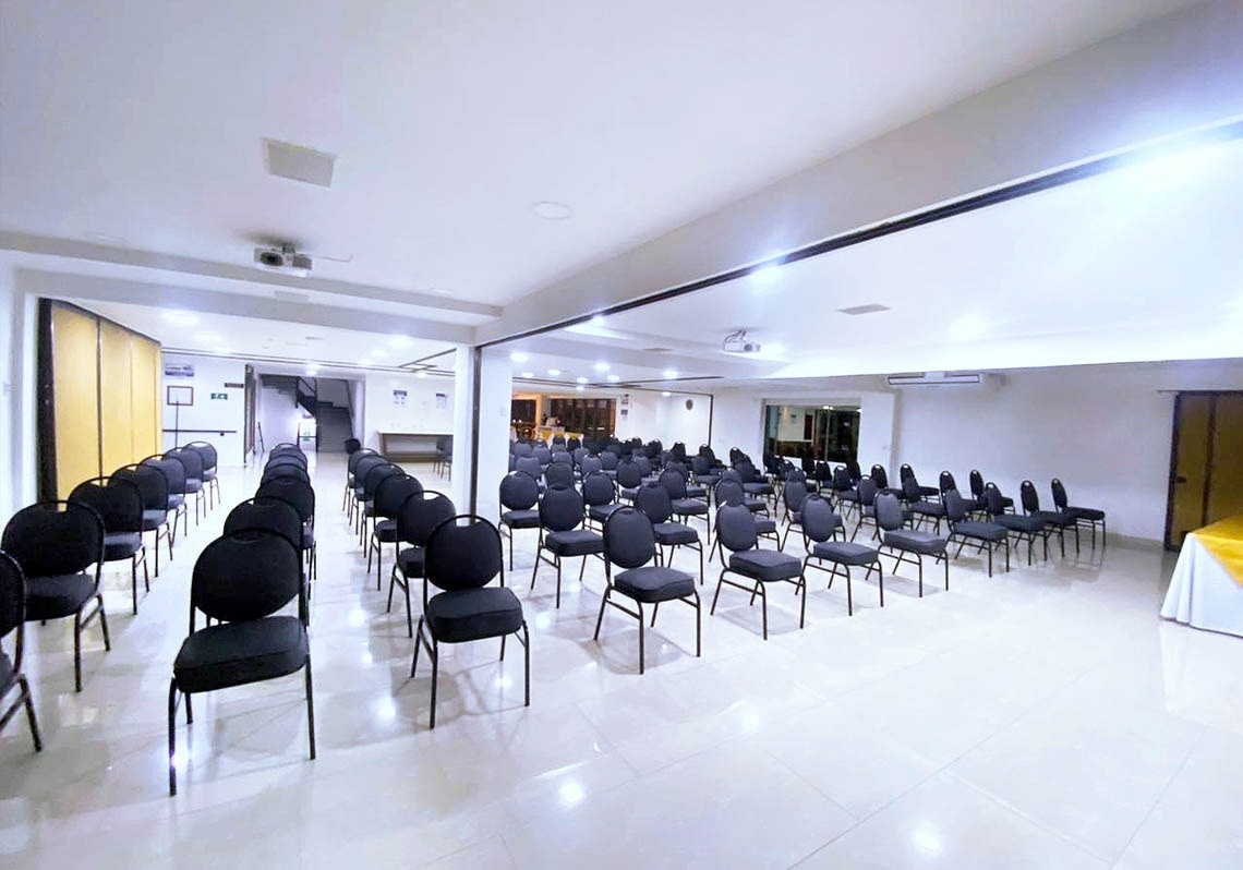 Panoramic of the full plaza room