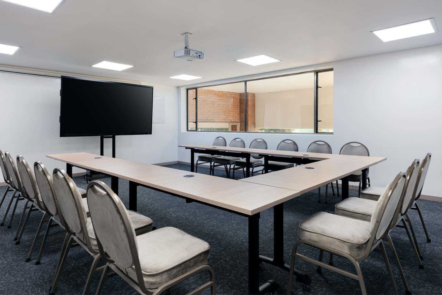 uma sala de conferências com mesas e cadeiras