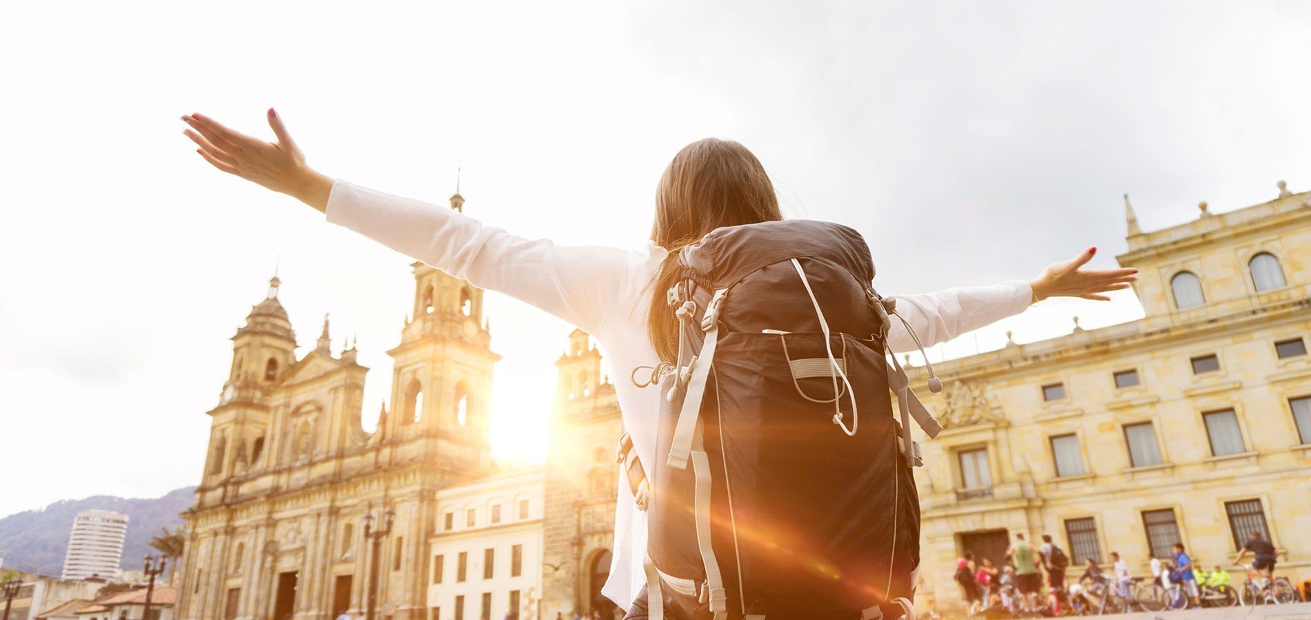 Turista enamorándose de la ciudad 