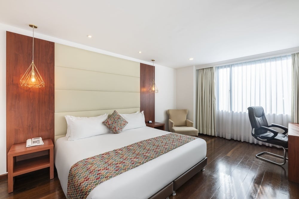 una habitación de hotel con una cama y una silla