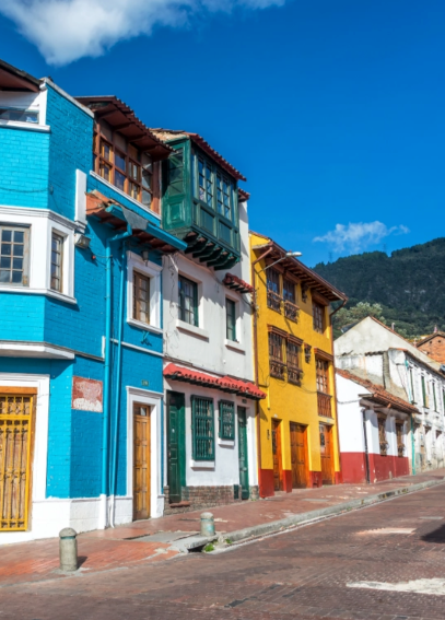 uma fileira de edifícios coloridos com uma placa que diz coca cola